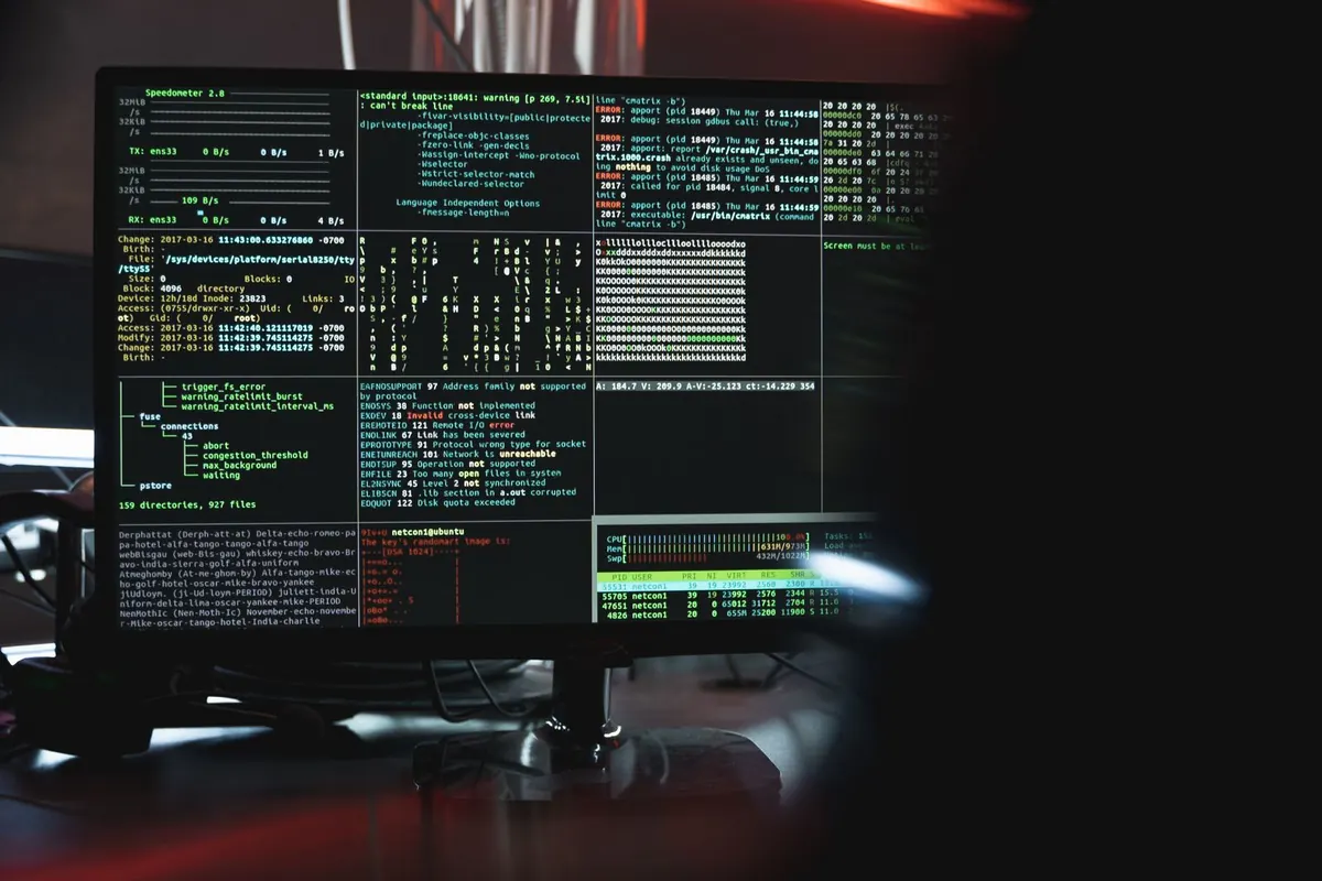 Console di gestione antivirus per aziende a Latina: monitor con le righe di registro degli eventi di sicurezza
