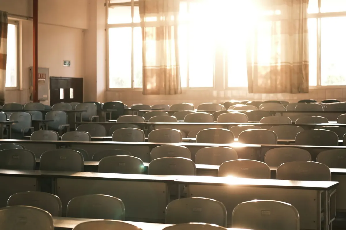 Aula digitale in una scuola di Latina: aula scolastica vuota con i banchi e le sedie, prima dell'inizio delle lezioni