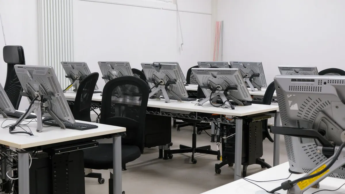 Assistenza informatica per le scuole a Latina: laboratorio informatico con le file di postazioni e i monitor pronti per la lezione