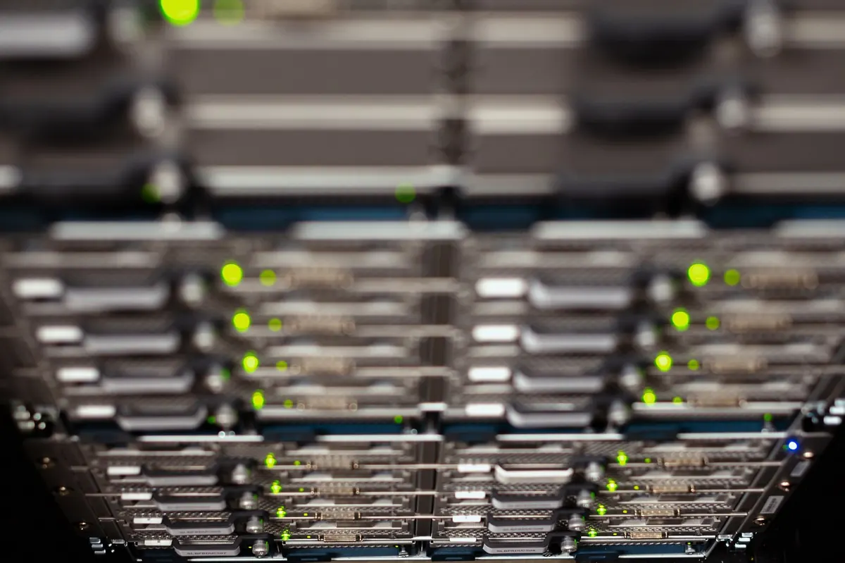 Backup dati con NAS a Latina: apparati di archiviazione in armadio rack con le spie di attività accese