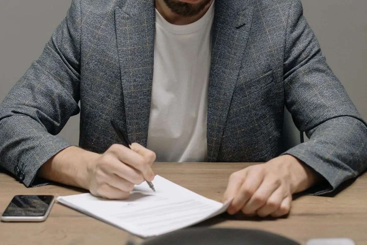 Contratti telefonici per aziende a Latina: bolletta e documenti di contratto telefonico sulla scrivania accanto a un router in fibra