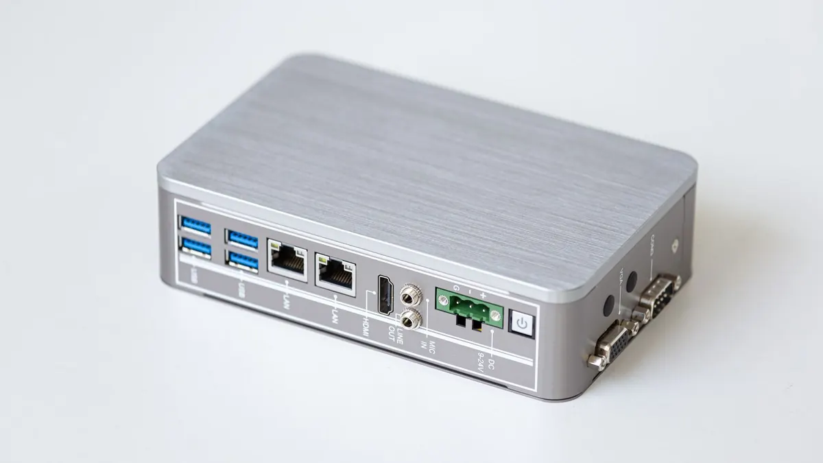 Firewall aziendale a Latina: apparato compatto in alluminio con porte di rete e USB, del tipo installato nelle piccole aziende