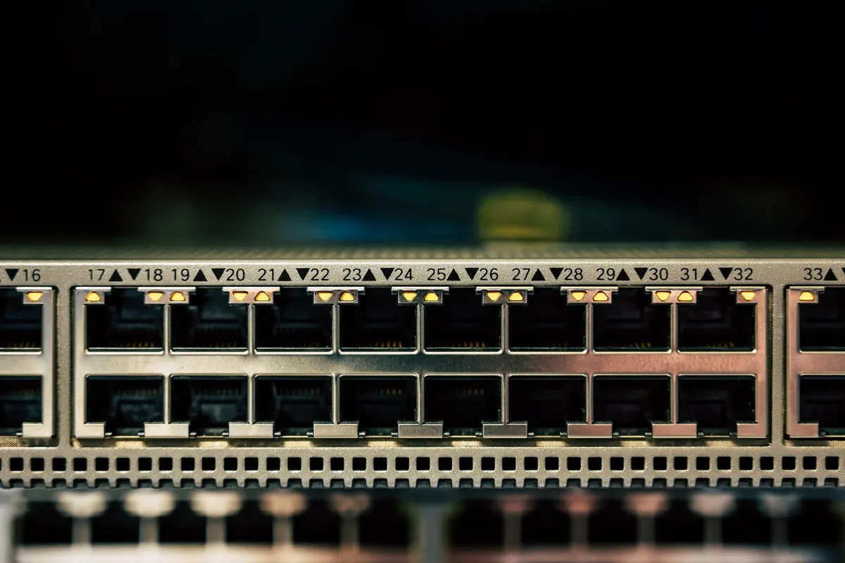 Firewall aziendale a Latina: primo piano delle porte di rete numerate di un apparato con i LED di stato accesi