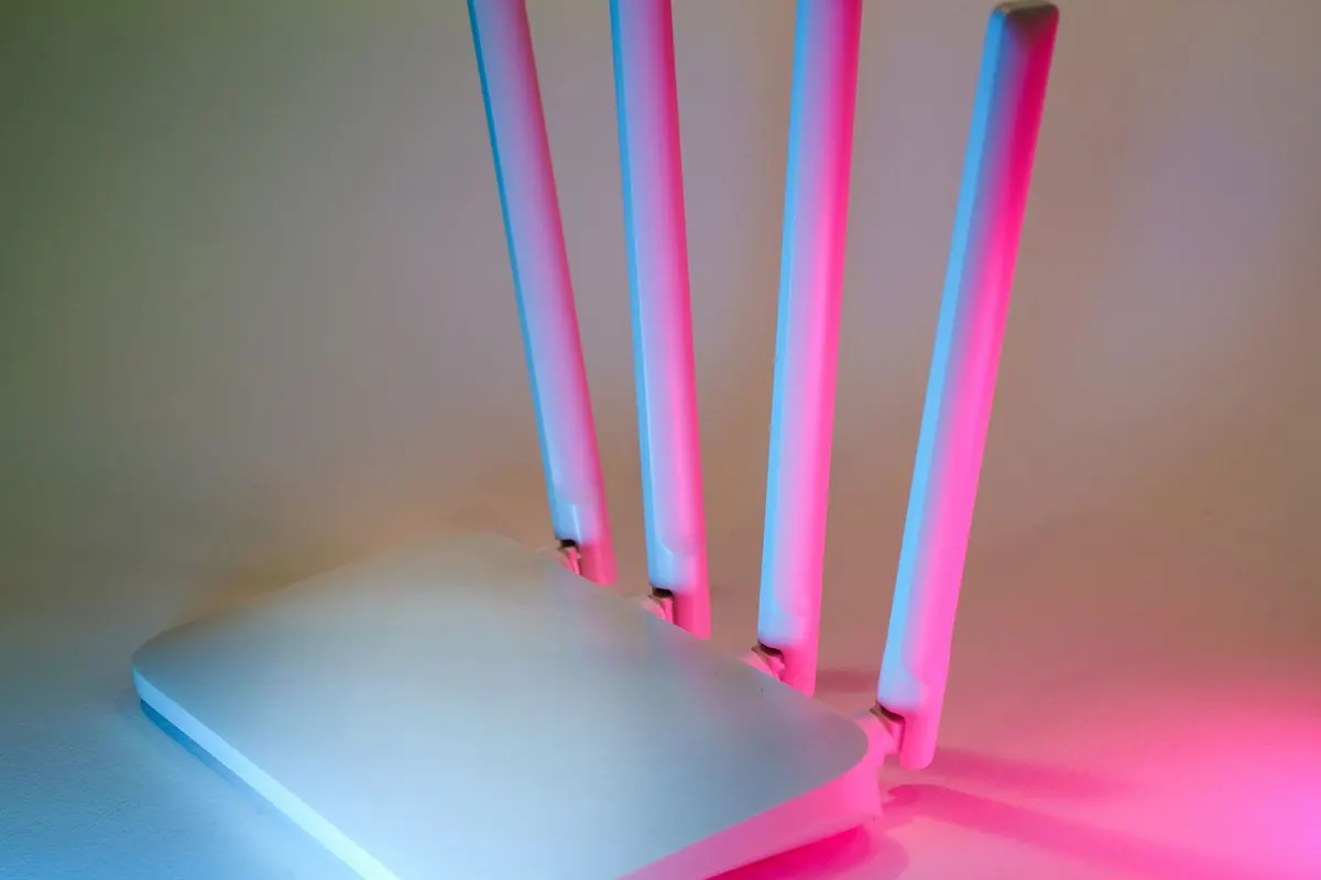 Progettazione di impianti Wi-Fi a Latina: router con le antenne orientabili illuminate, l'apparato che da solo non basta a coprire un ufficio