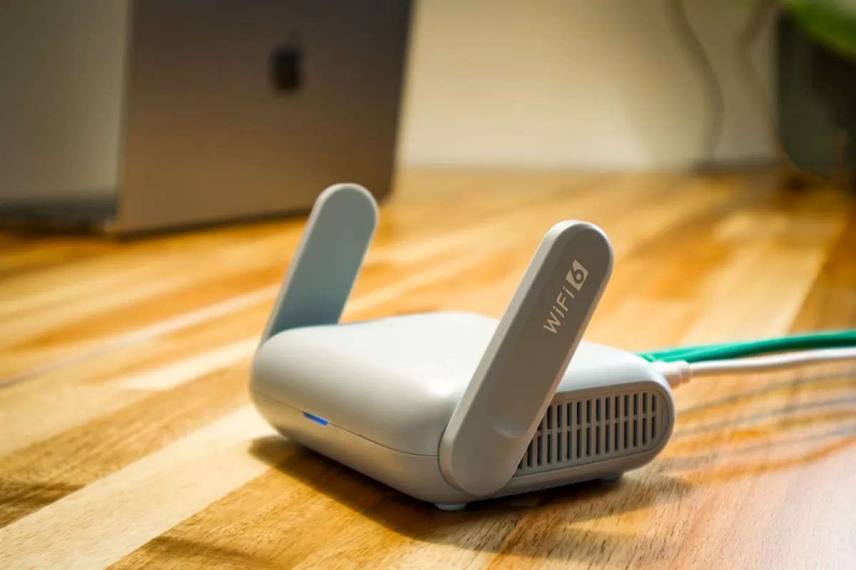 Impianti Wi-Fi a Latina: apparato wireless con quattro antenne appoggiato sulla scrivania di un ufficio