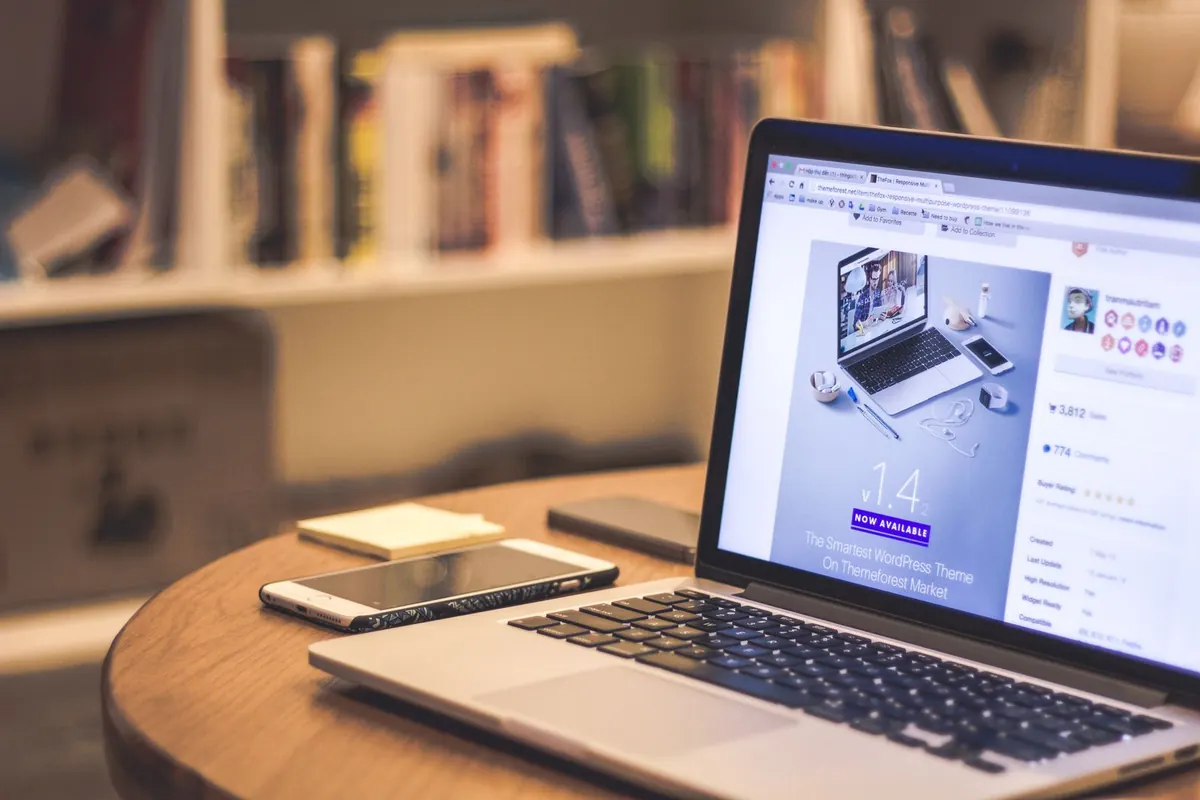 Sito internet realizzato a Latina visualizzato su smartphone e computer portatile affiancati sulla scrivania