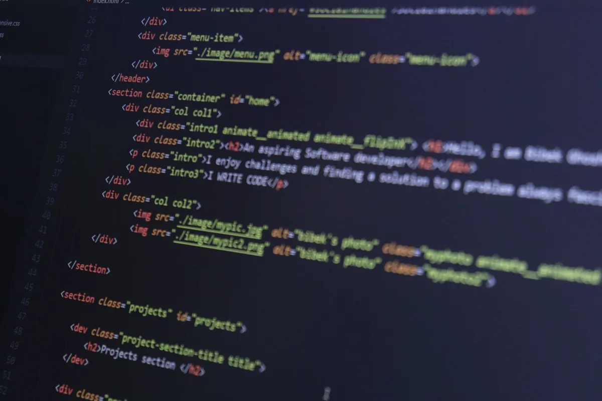 Realizzazione siti internet a Latina: schermo con il codice HTML di una pagina web in lavorazione