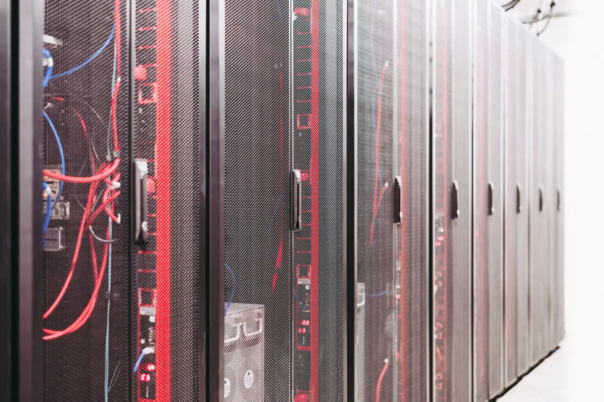 Server e cloud a Latina: corridoio di sala server con gli armadi allineati e i cavi di collegamento