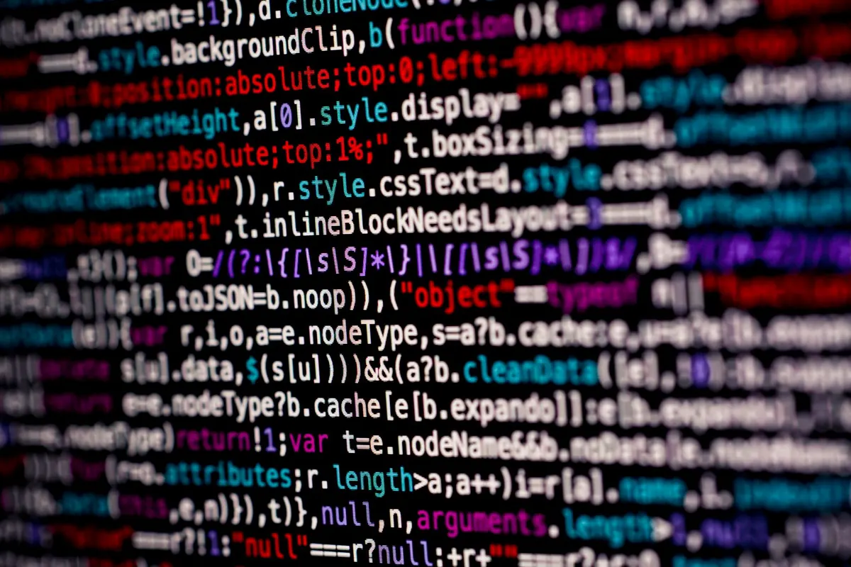 Sviluppo software a Latina: schermo con righe di codice sorgente aperte nell'editor durante la scrittura di un'applicazione gestionale